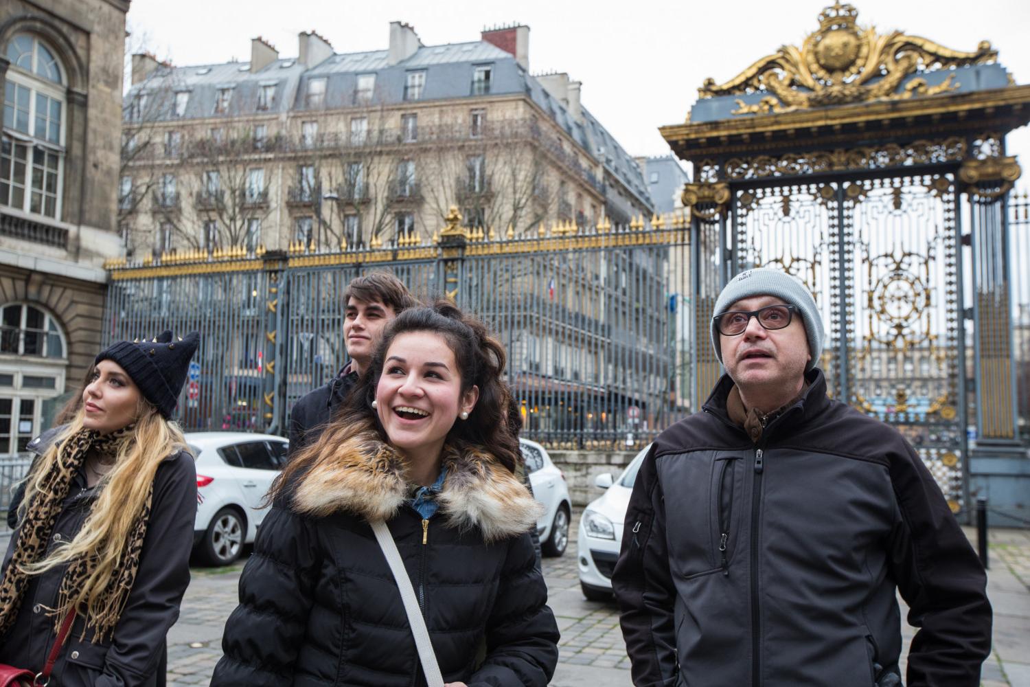 <a href='http://wrpy.shuguangprinting.com'>博彩网址大全</a> French Professor Pascal Rollet leads students on a study tour in Paris.